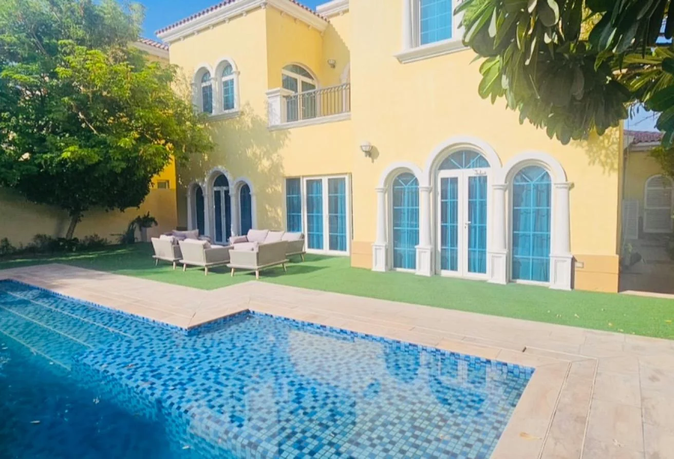 Furnished family villa with private pool in Jumeirah Park in Jumeirah Park, Dubai, gallery image 2